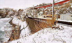 JR信越本線・青海川駅、ホーム端から海と周辺の風景を見渡す