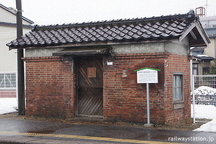 JR東日本信越本線・三条駅、レンガ製の油庫(ランプ小屋)