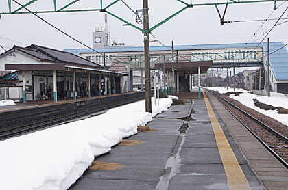 JR信越本線・三条駅2面3線のプラットホーム