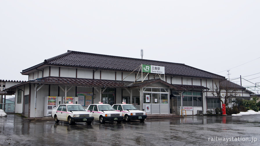 JR東日本信越本線・三条駅、風格ある木造駅舎