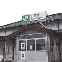 JR信越本線・三条駅の木造駅舎、風除室風の車寄せ