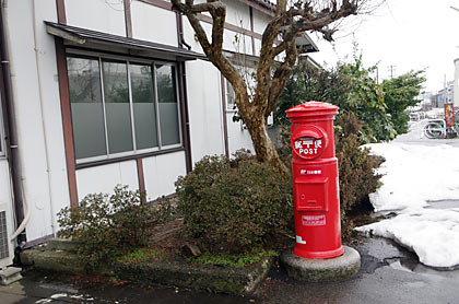 新潟県・三条市、JR三条駅前の丸ポスト