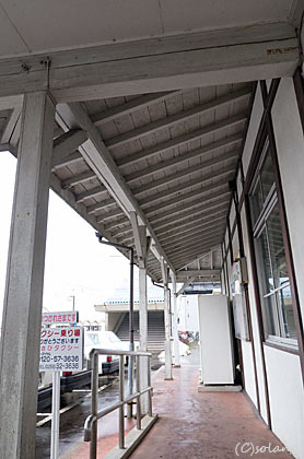 JR信越本線・三条駅の木造駅舎、木製の古い軒