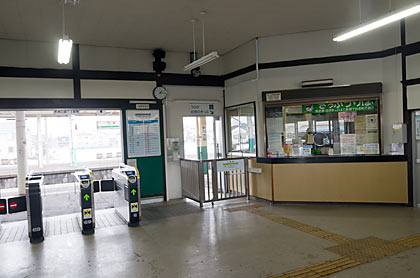 JR信越本線・三条駅、出札口と改札口