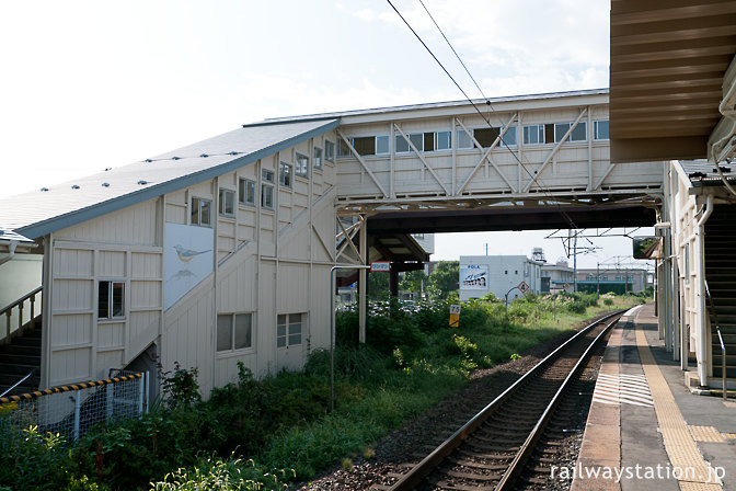 JR東北本線・仙北町駅、重厚な木造跨線橋