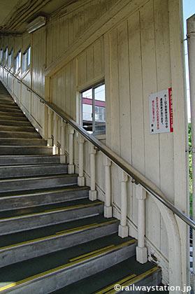 JR東北本線・仙北町駅、木造跨線橋の手すり