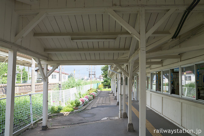JR東北本線・仙北町駅の木造駅舎、ホーム上屋