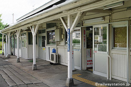 JR東北本線・仙北町駅の木造駅舎ホーム側