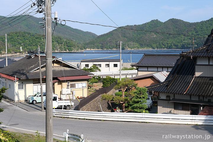 大船渡市、下船渡駅近くの街並みと垣間見えた海