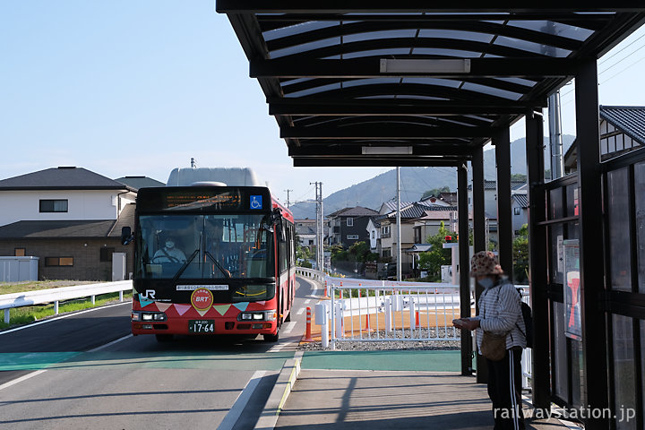 下船渡駅に入線する大船渡線BRTバス