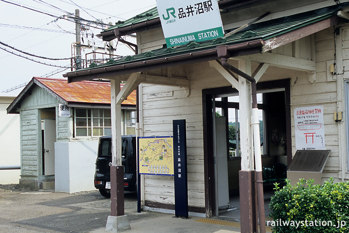 宮城県松島町、品井沼駅。木造駅舎の横に古い木造トイレが並ぶ