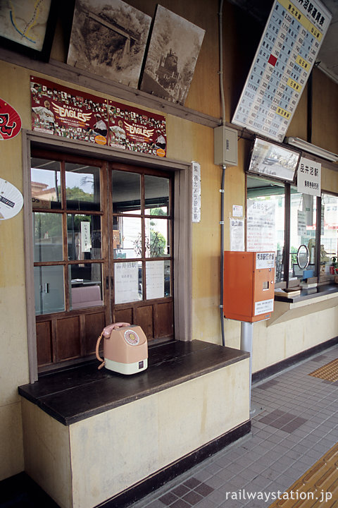 JR東北本線・品井沼駅、手小荷物窓口跡のピンク公衆電話