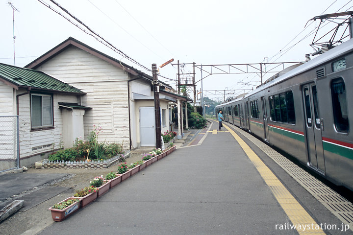 東北本線・品井沼駅、木造駅舎と701系電車