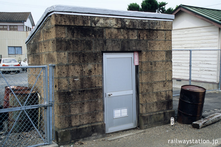 JR東日本東北本線・品井沼駅、石造りの危険品庫(油庫)