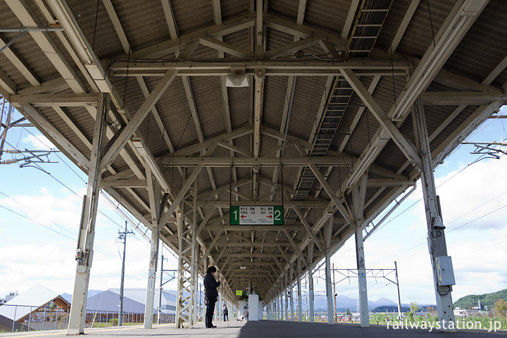 JR白河駅、プラットホームの長い木造上屋