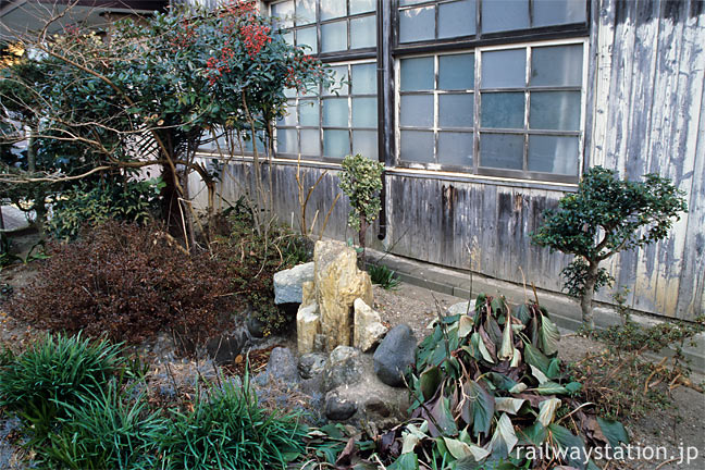 JR常磐線・末続駅、木造駅舎正面に造られた枯池とミニ庭園