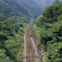 JR東日本・米坂線、玉川口駅跡を見下ろす。鉄橋の向こうは県境で、新潟県。