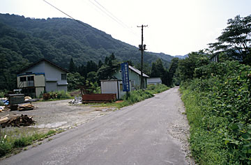 JR米坂線・玉川口駅跡、かつての駅前に数軒の建物がある