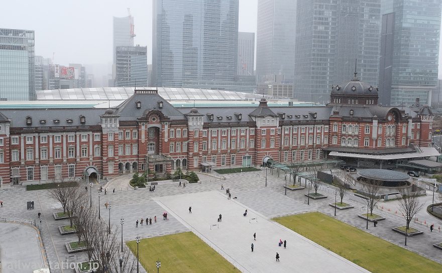 新丸ビルから展望した東京駅丸の内駅舎と公園のような駅前広場