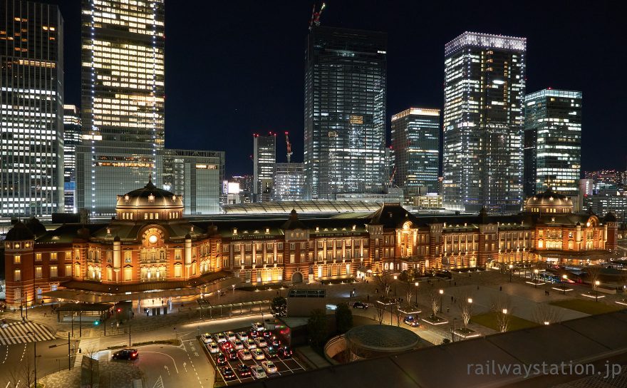 ライトアップされたJR東京駅丸の内駅舎の夜景、新丸ビルから