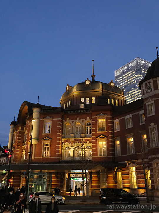 KITTE側から見たJR東京駅丸の内駅舎、夜の帳が下りる南口ドーム
