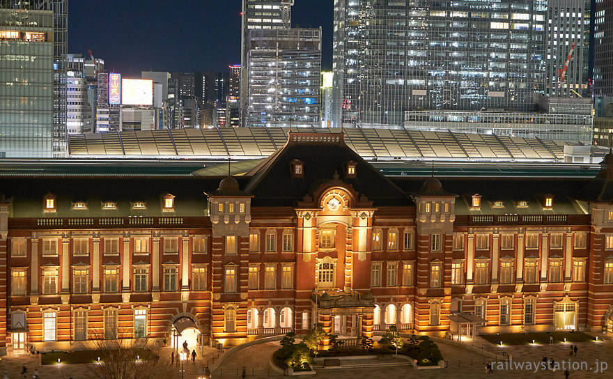 ライトアップされたJRレンガの東京駅丸の内駅舎、中央部分