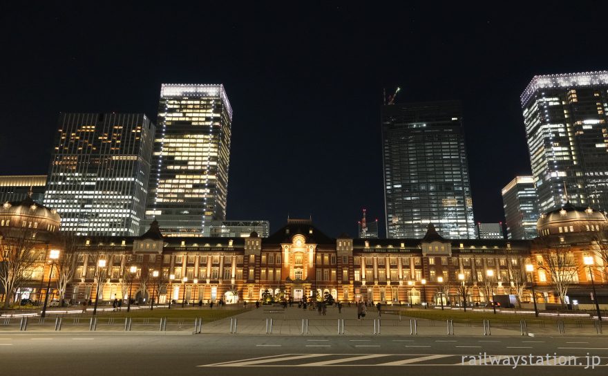 真正面の行幸通りから見たJR東京駅丸の内駅舎の夜景
