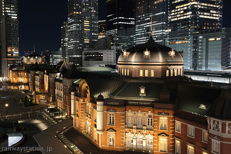 KITTEの屋上庭園から見渡したJR東京駅丸の内駅舎