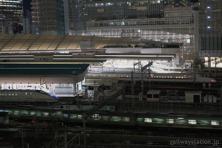 KITTEの屋上庭園から見渡したJR東京、東海道・東北新幹線ホーム