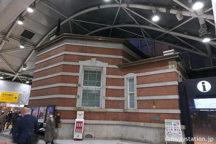 東京駅コンコース、レンガ造りの丸の内駅舎が垣間見られる
