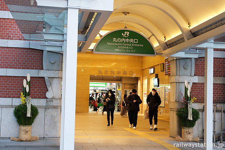 新年を迎えた東京駅、丸の内中央口に飾られた門松