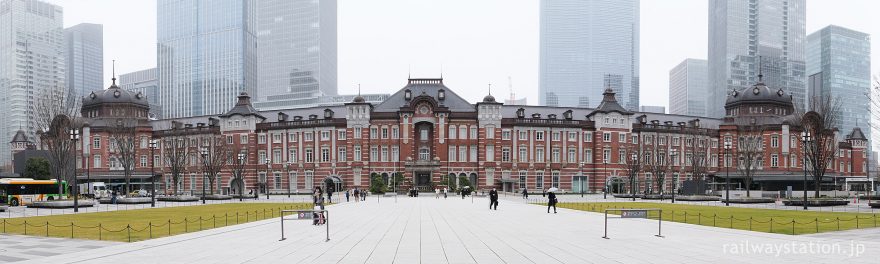 重要文化財・東京駅丸の内駅舎の正面全景を見渡す