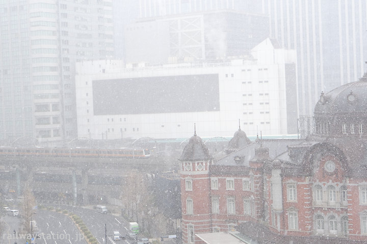 雪で霞む東京駅に進入する中央本線の列車