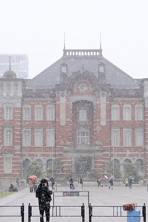 大雪で霞む東京駅丸の内駅舎を行幸通りから見る