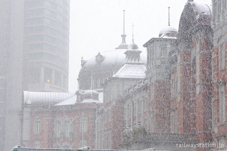 雪降るの東京駅、僅か数時間で丸の内駅舎の屋根も雪で白く…