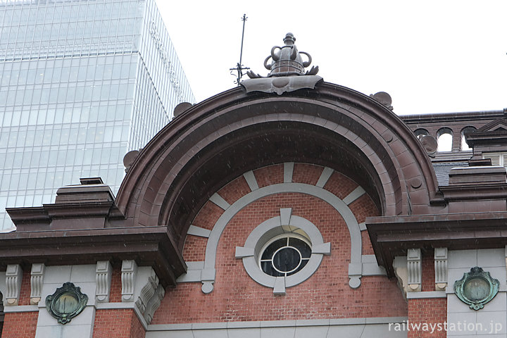 東京駅丸の内駅舎、中央部分の丸窓などの装飾