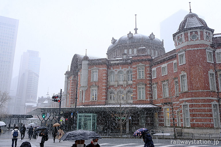 東京駅、雪深い丸の内駅舎、南口付近