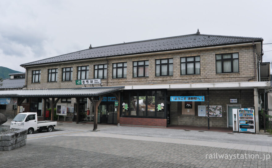 JR釜石線・遠野駅、風化したコンクリートブロック張りがレトロな洋風駅舎