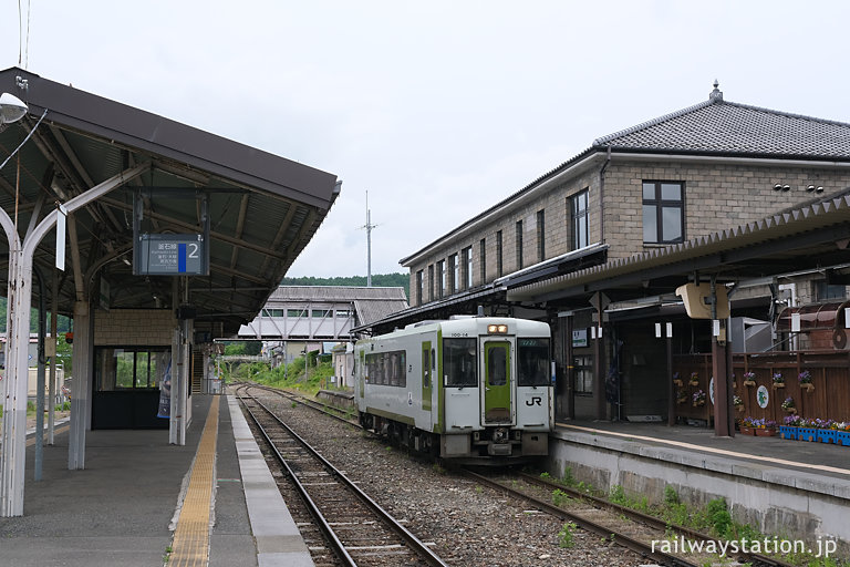 JR釜石線・遠野駅プラットホーム、キハ110系気動車が停車中