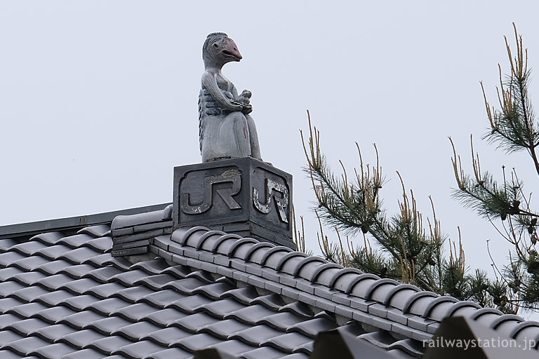 釜石線・遠野駅、駅舎の屋根のカッパの鬼瓦