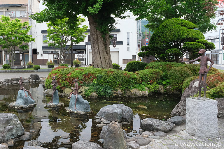 JR釜石線・遠野駅、カッパ伝説にちなんだ駅前広場の池のあるミニ庭園