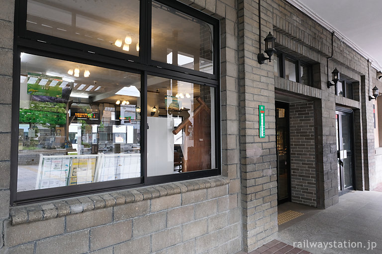 JR釜石線・遠野駅舎、出入口近くの味わい深い造り