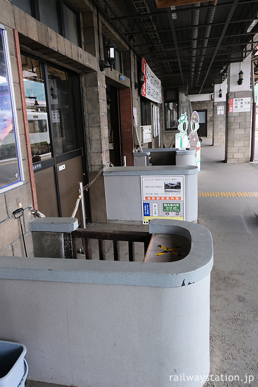 JR釜石線・遠野駅、コンクリート造りのレトロな改札口