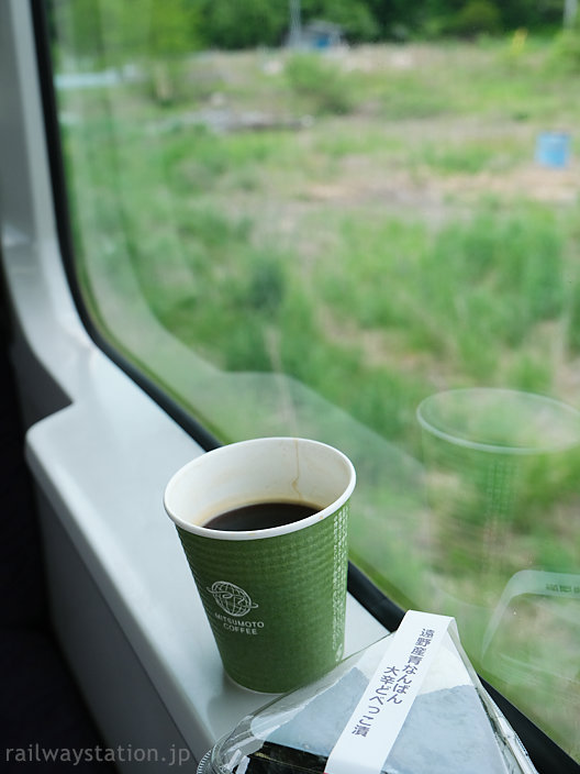 JR釜石線の旅、遠野駅で買ったおにぎりとコーヒーを車内で