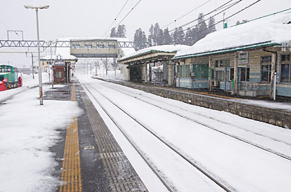 JR東日本・奥羽本線・津軽新城駅プラットホームと駅舎