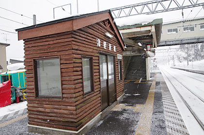 JR奥羽本線・津軽新城駅、ホーム上のログハウス風待合室