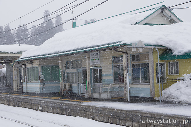 雪深い奥羽本線、津軽新城駅の木造駅舎