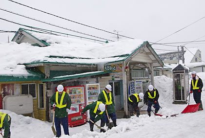 奥羽本線、雪深い津軽新城駅、雪かき作業中