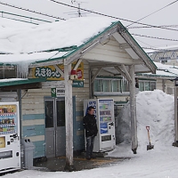 津軽新城駅(JR東日本・奥羽本線)～雪の中に佇む明治の木造駅舎～