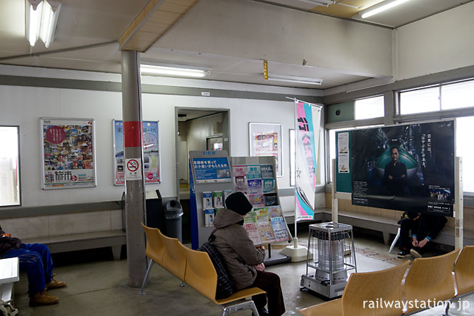 奥羽本線・津軽新城駅の木造駅舎、待合室